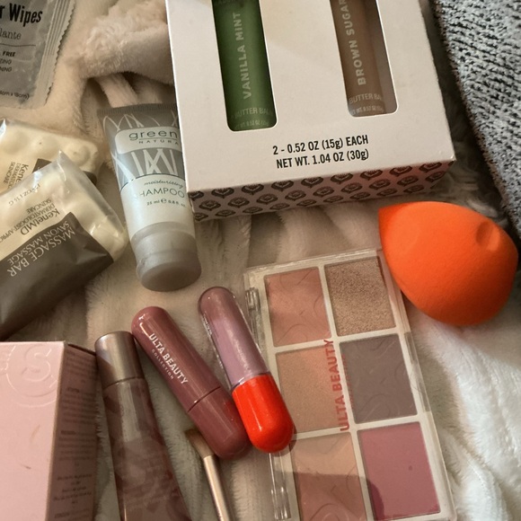 Travel Toiletry and Makeup Set - Picture 9 of 11